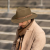 Vlnený klobúk zdobený koženým opaskom - oliva 55