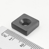 Neodýmový magnet kváder 15×15×5 mm s dierou M4 (južný pól na strane s priehlbinou), epoxy - N42