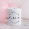 Domovi Biela keramická pokladnička s menom a zeleným vencom 9cm