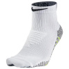 M NG LTWT MID - Futbalové ponožky Nike Grip Strike Lightweight Quarter s extra polstrovaním, dynamickú kompresiou a vystužením v oblasti päty.