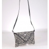 Listová kabelka cez rameno Kbas zo syntetickej rafie s čierno-bielym vzorom