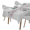 Behúň na stôl s lila kvetinovým motívom – elegantná dekorácia do jedálne