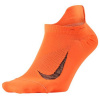 U NK ELT LTWT NS - Unisex (pre mužov aj ženy) bežecké ponožky Nike Elite Cushioned No-Show sú opatrené strategicky umiestnenými tlmiacimi zónami, ktoré znižujú nárazy. Veľkosť US 12,5