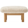 Podnožka Brasilia Sheepskin na dubových nohách biela