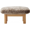 Podnožka Brasilia Sheepskin na dubových nohách hnedá