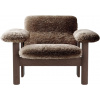 Kreslo Brasilia Sheepskin nízke na tmavých dubových nohách hnedé