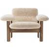 Kreslo Brasilia Sheepskin nízke na orechových nohách biele