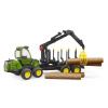 BRUDER 2133 Traktor JOHN DEERE 1210E lesný traktor s kládami