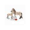 Schleich 42430 Set žriebä a islandská kobyla s lekárničkou