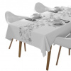 Behúň na stôl so sivými kvetmi – elegantný doplnok s luxusným nádychom