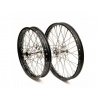 Zadné koleso REX 18-2,15 pre KTM SX-F ( r. 95-12 ) + EXC-F ( r. 95-.. ) + HUSQVARNA TC&FC ( r. 14-15 ) + TE&FE ( r. 14-.. ) + GAS-GAS EC / EX-F ( r. 21- ) ČIERNY RÁFIK / STRIEBORNÝ NÁBOJ (Kolesá špičk