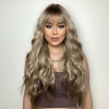 Vlnitá popolavá blond parochňa Helena s hnedými končekmi