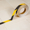 VMBal s.r.o. Protišmyková páska s korundovými zrnami, žltá-čierna, šírka 25mm