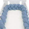 New Baby Ochranný mantinel do postieľky vrkoč mušelínový modrý