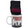 CurePink xDárkový set hrnek s ponožkami Netflix Stranger Things Les 300 ml