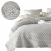 Prešívaná prikrývka na posteľ, pohovku 200x220 Molly s volánom, svetlosivá