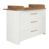 Biela nízka detská komoda v dekore duba s prebaľovacím pultom 119x100 cm Ava – Roba