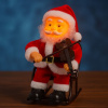 Santa Claus s husľami na hojdacom kresle – svieti, hýbe sa a hrá hudbu (23 cm)