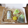 Citrusový darčekový box pre ženy s brošňou, sviečkou a dekoráciou (Citrusová darčeková krabička pre ženy obsahujúca brošňu, sviečku a závesné dekorácie)