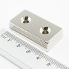 Neodýmový magnet kváder 40×20×10 mm s 2 dierami M4, obojstranný - N38