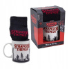 CurePink xDárkový set hrnek s ponožkami Netflix Stranger Things Les 300 ml