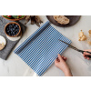 Voskový obrúsok na potraviny v rolke, Modré pásiky 30 x 90 cm