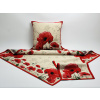 Gobelínový obrus s motívom Červené maky s červeným lemom- štóla, štvorec a obliečka na vankúš Veľkosť: 35*45cm prestieranie