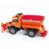 Bruder 2572 Mercedes Unimog pro zimní práce s radlicí sypač.