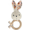 Kaloo Drevená hrkálka pre bábätká Zajačik K´Doux poppy