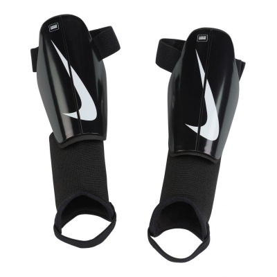 Futbalové chrániče Nike Charge DX4610-010 S (150-160 cm)