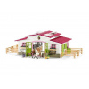 SCHLEICH 42344 Stajňa s koňmi a príslušenstvom v pastelových farbách