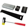 Montážna sada na pokládku podlahových panelov s kladivom, lyžicou a kliny.