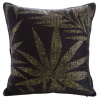 Mäkká zamatová obliečka na vankúš so zlatou potlačou listov - čierna