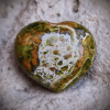 Surové minerály - Zelený opál srdce SM0847
