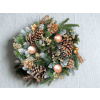 Vianočný veniec so šiškami, zlatými bobuľami a bronzovými guľami, 40 cm