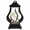 Elegantná čierna cintorínska kaplnka s bielo-zlatou liliou (Objavte eleganciu a trvácnosť s touto čiernou cintorínskou kaplnkou zdobenou bielo-zlatou liliou. Vyrobená z kvalitných materiálov, je odoln