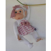 Bílá opička v kostkované růžovo-bílé sukni od RosaToys (BEBE MONO BLANCO 25 CM ROSA )