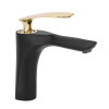 Nízka dizajnová umývadlová batéria v čiernej farbe so zlatým madlom