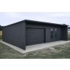 Moderná plechová garáž 6x5 s presahom strechy, 2 oknami a bránou – RAL 7016 antracit