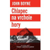 Chlapec na vrchole hory