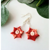 Červené visiace náušnice hviezdy z polymérovej hmoty (Červené ručne modelované fimo náušnice )