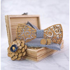 Vyrezávaný drevený motýlik vo farbách + vreckovka + manžety + brošňa - Modrá