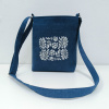Folklórna kabelka/kapsa z čiernej alebo modrej rifloviny s výšivkou vzor Kristián biely Veľkosť: kabelka, Farba kabelky: Modrá riflovina
