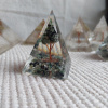 Orgonitová pyramída Smaragd Strom života 4 cm