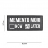 Gumená nášivka 101 Inc text Memento Mori Later - čierna-biela