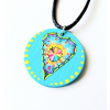 Tyrkysový kruhový prívesok s farebnou srdcovou mandalou (Drevený prívesok srdiečko s farebným mandalovým motívom)