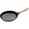 STAUB litinová pánev 26 cm, dřevěná rukojeť, černá