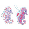 Midi kreatívna sada Magický oceán Magic Ocean Diamond Key Rings Atelier Janod trblietavé obrázky s kryštálikmi 700 mini kamienkov od 7 rokov J07793