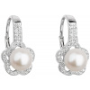 Strieborné visiaci náušnice kvetinky s bielou riečny perlou 21046.1 biela