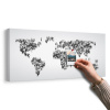 Obraz na korku mapa sveta pozostávajúca z ľudí v čiernobielom prevedení